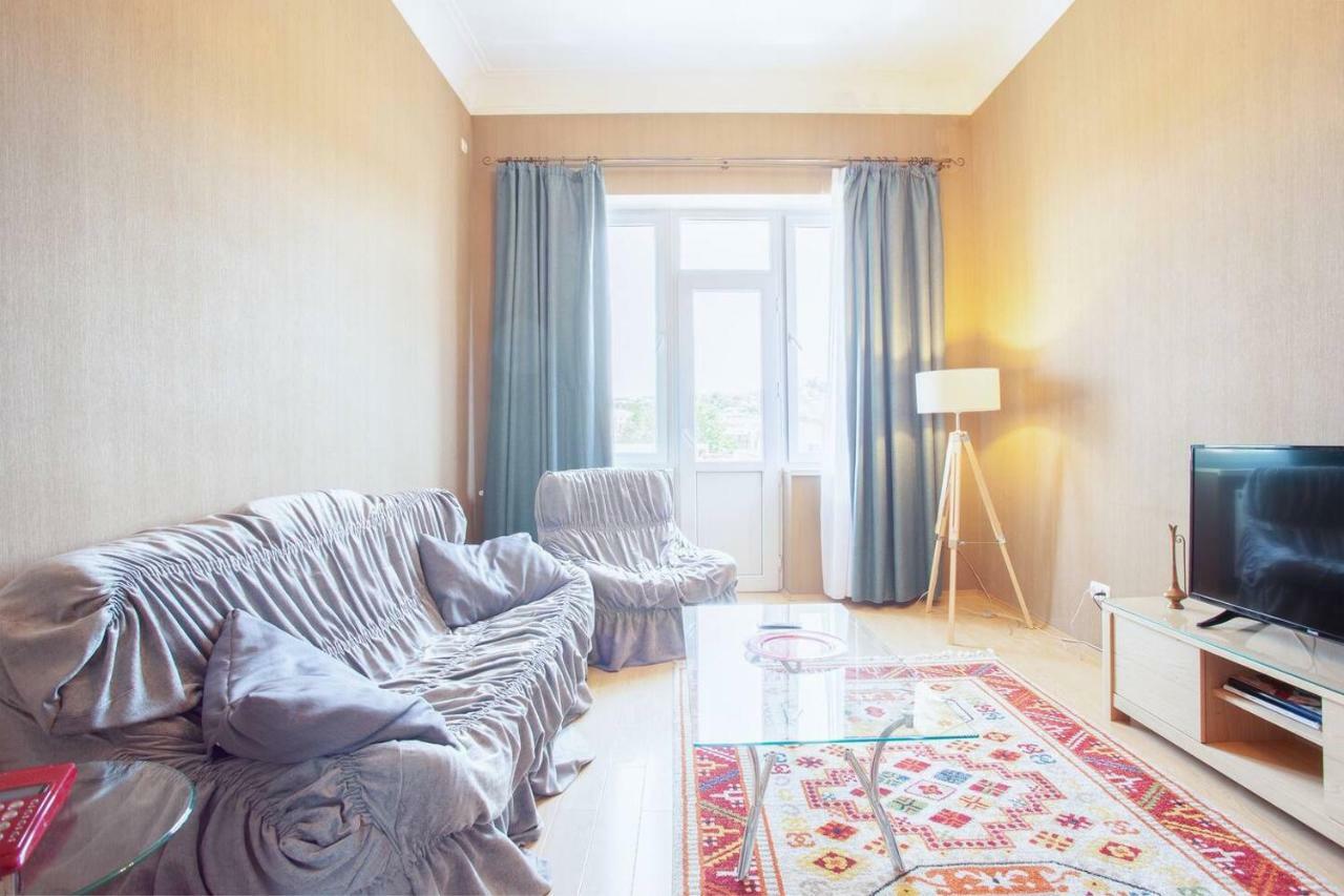 Wehost Apartment On A Colorful Street Тбілісі Екстер'єр фото
